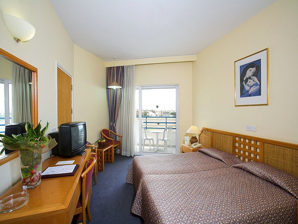 Aloe Hotel Paphos Ngoại thất bức ảnh